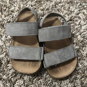 Old Navy grey toddler sandals, size 7